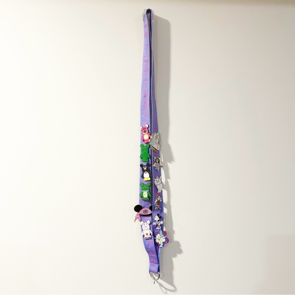 Tinkerbell Pin Trading Lanyard with Pins & Limited Release Lilo & Stitch Key - Picture 1 of 16